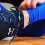 Vrouw zittend op de grond schoenen.